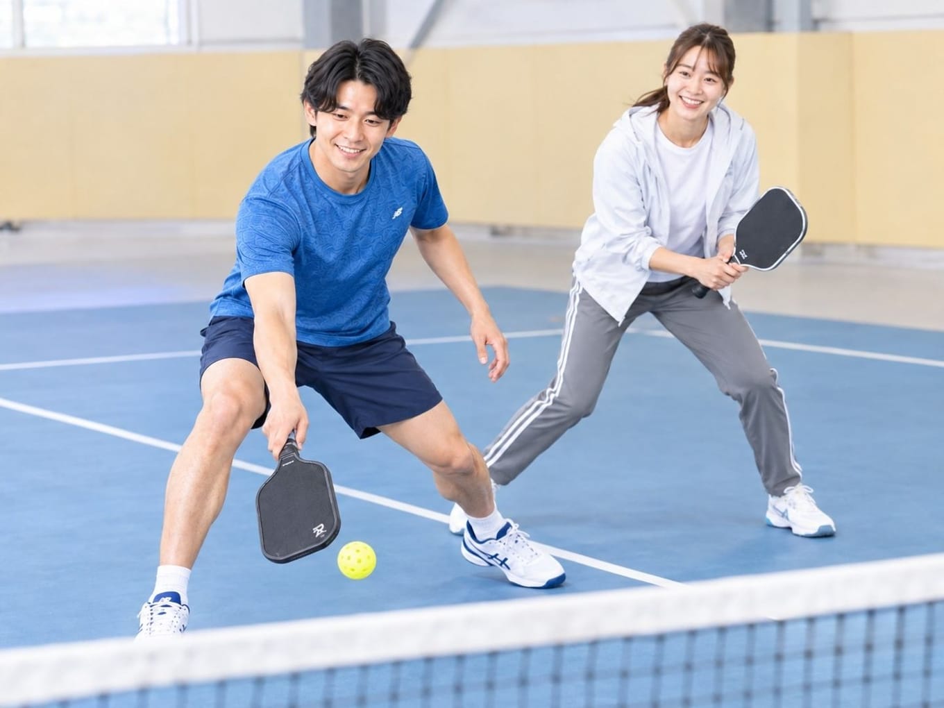 動きやすい服装でピックルボールをプレーする男女
