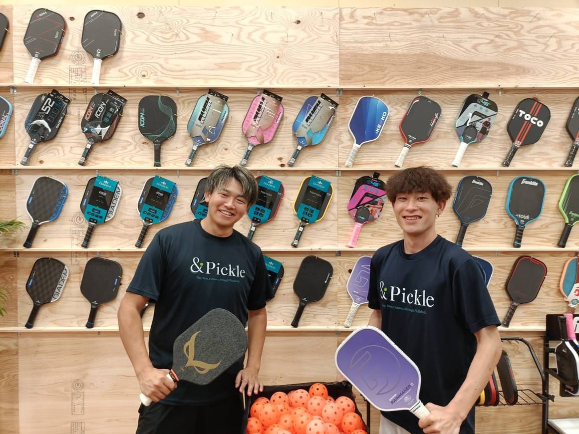 &PickleのTシャツを着たスタッフ2人